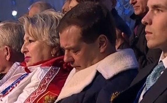 Медведев попросил для правительства браслеты экономии сна